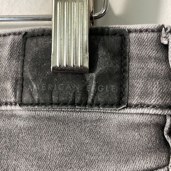 American Eagle Super high rise jegging size 8. Grey distressed. - Picture 7 of 9